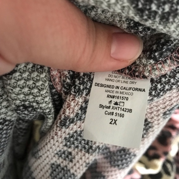 Boutique Animal Print Color Block V Neck Top - Picture 7 of 9